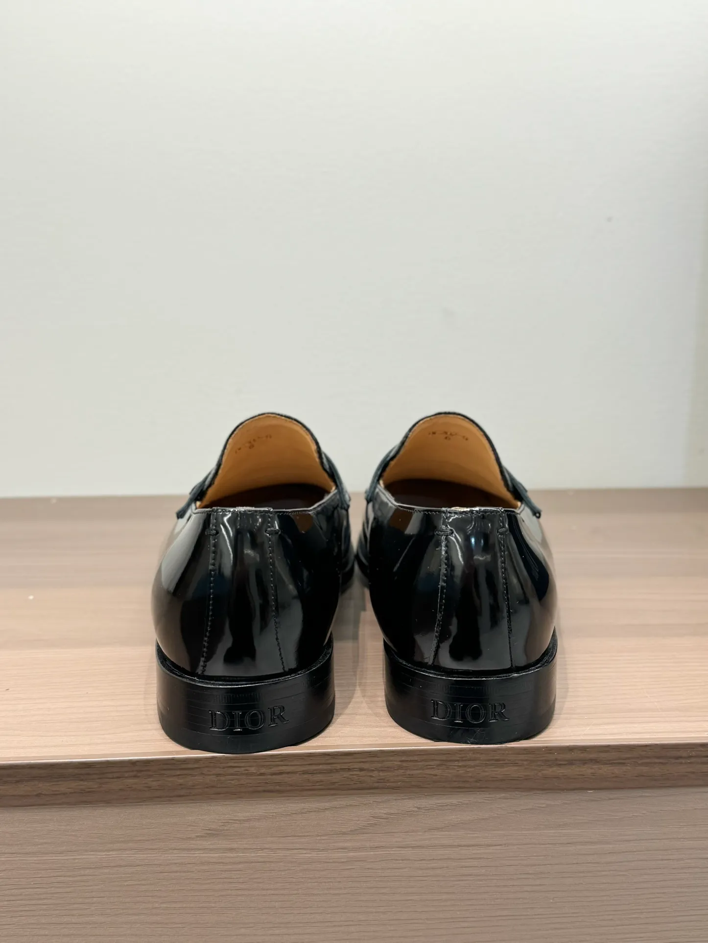 [Dior Dior] Top P: 960💰 Standard code 39-44 (38.45.46 custom-made, non-refundable and non-exchangeable) Dior Dior's latest high-end men's boutique casual leather shoes, the upper is carefully made of black cowhide/open-edge beaded leather/high-mercerized frosted cowhide, the classic silhouette shows elegance, and the upper strap is matched with a metal-coated CD Icon decorative buckle to enhance the style. Comfortable and lightweight, the Italian leather sole features anti-slip rubber inserts. The Blake structured leather sole with anti-slip details showcases Dio*'s exceptional craftsmanship. Elegant and refined, it can be matched with all kinds of suits.